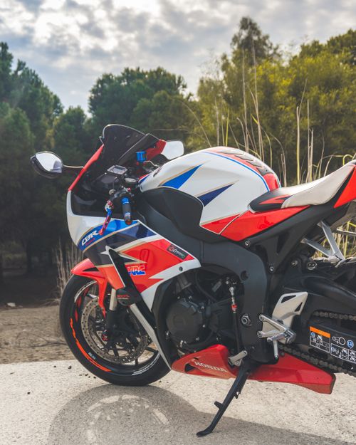 Free A sleek sport motorcycle parked outdoors in Mersin, Türkiye, showcasing vibrant colors and detail. Stock Photo