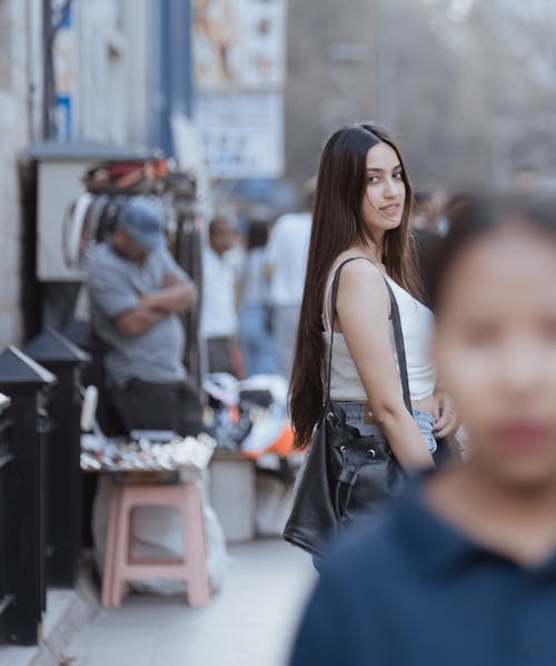 咖啡色頭髮的女人, 垂直拍攝, 城市 的 免費圖庫相片