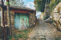 这条迷人的走道设有石墙和质朴的木门，非常适合旅行和建筑灵感