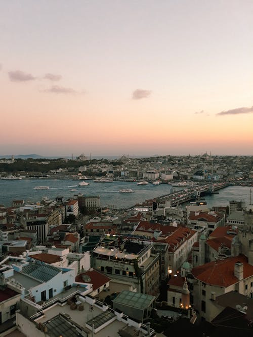 Fotobanka s bezplatnými fotkami na tému betónové domy, biela obloha, galata