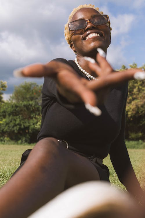 Afrikalı kadın, dikey atış, el içeren Ücretsiz stok fotoğraf