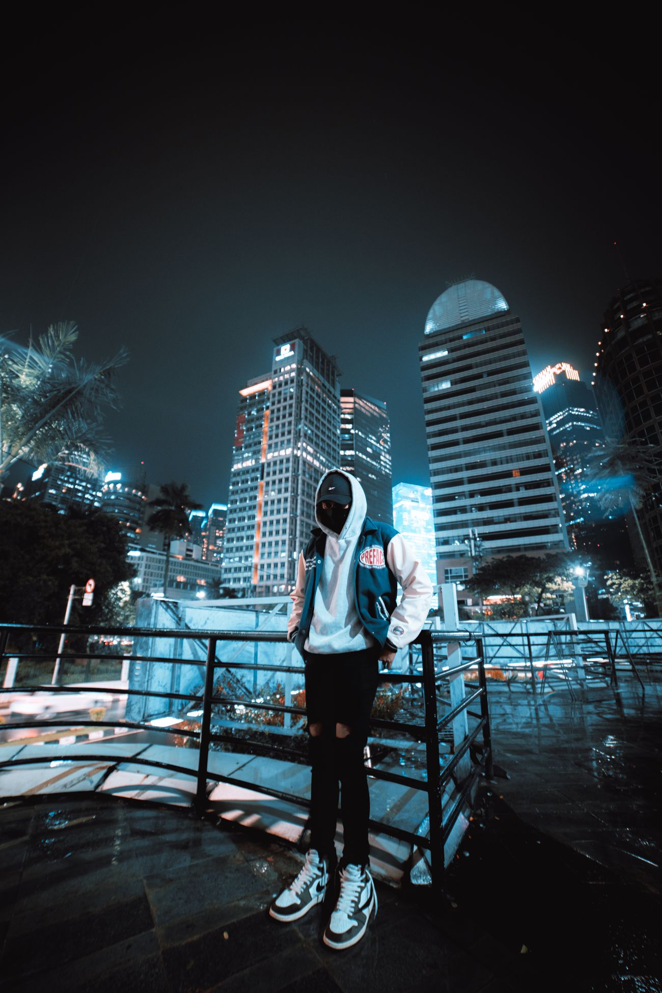 Persona con sudadera en una ciudad de noche