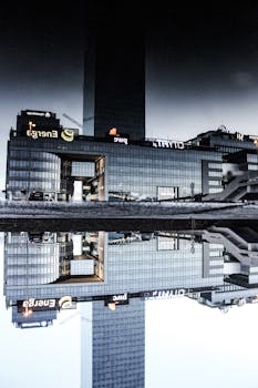 未来派的摩天大楼，其玻璃立面在戏剧性的灯光下映照着城市景观