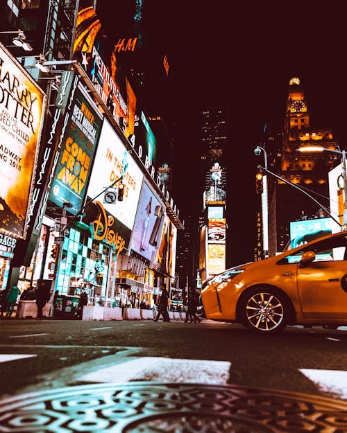 желтое такси посреди нью йорк таймс сквер