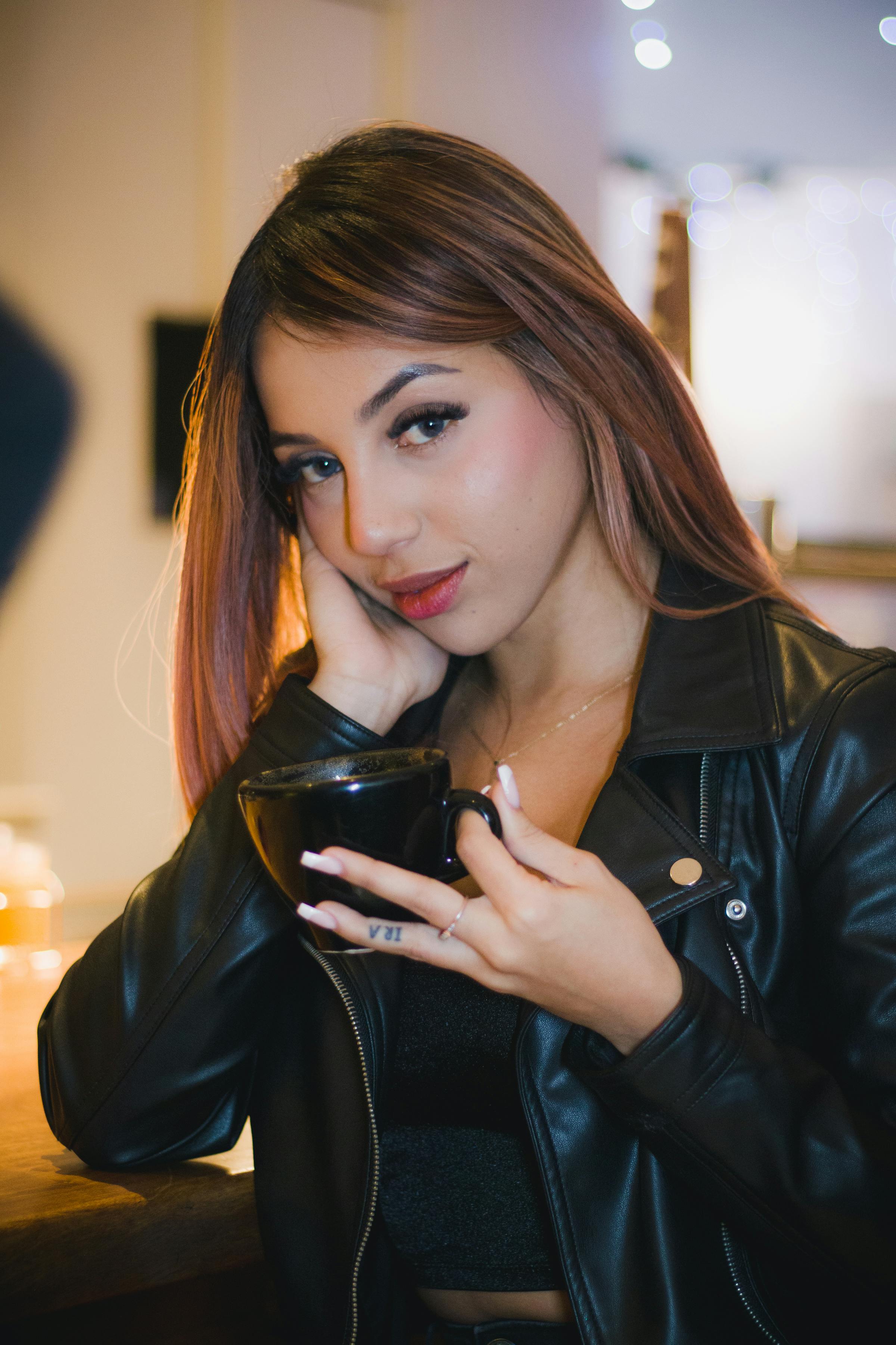 Ilmainen Nainen Pitelee Mustaa Keraamista Kahvikuppia Kuvapankkikuva