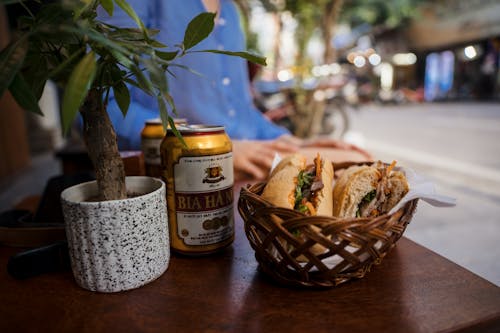 Foto Close Up Roti Panggang Dengan Isi Di Wicker Bowl