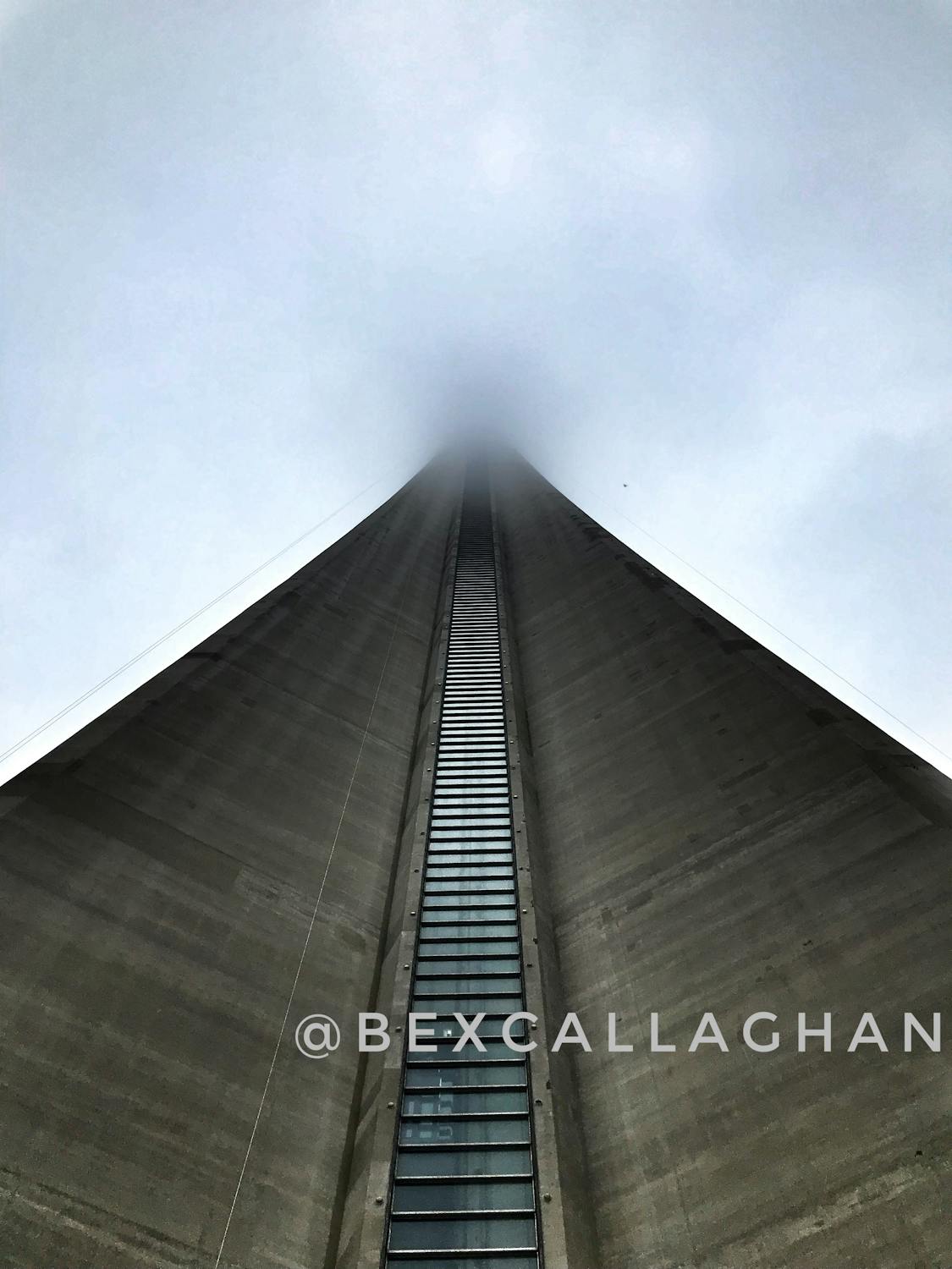 동남아시아의 세팍타크로 선수들이 공중에서 공을 차는 모습