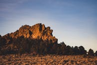 日落时分，落基山脉与周围森林的景色令人惊叹，捕捉到了大自然的美丽