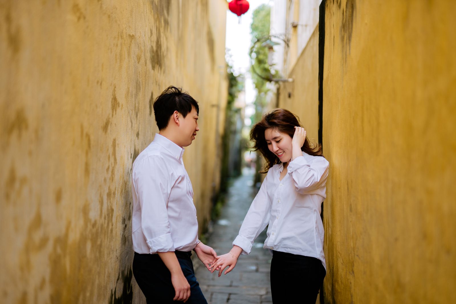 Cặp đôi nắm tay nhau trong con hẻm vàng ở Hà Nội