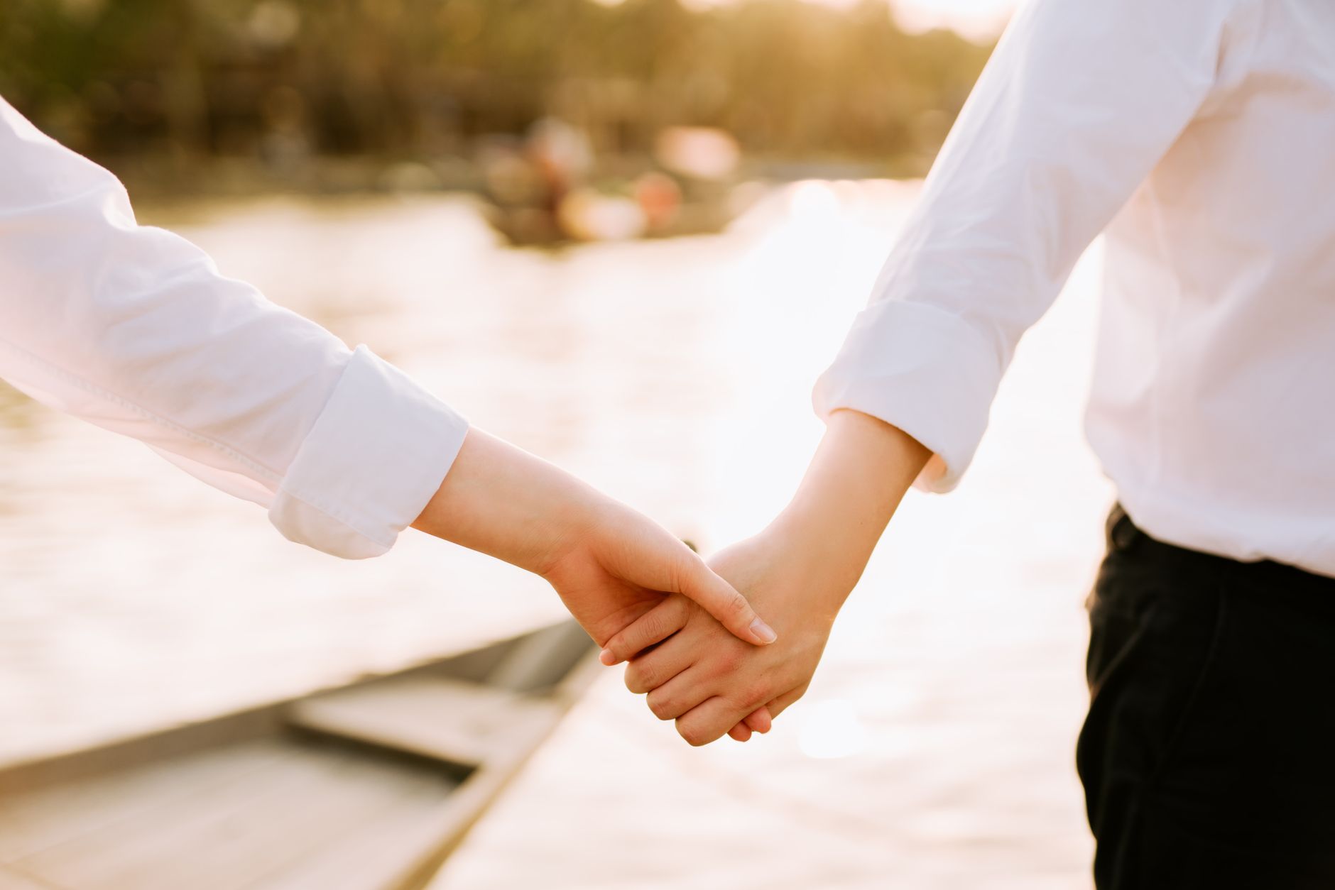 bàn tay nhập yêu cầu rút tiền trên điện thoại, bên cạnh thẻ ngân hàng và bảng ghi giao dịch