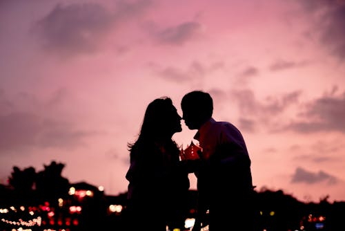 Free Silhouette of a Romantic Couple during Sunset Stock Photo