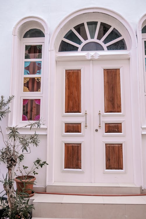 beyaz kapı, bina cephesi, cam pencereler içeren Ücretsiz stok fotoğraf