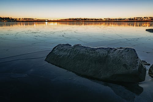 бесплатная Бесплатное стоковое фото с большой камень, замерзшее озеро, зима Стоковое фото