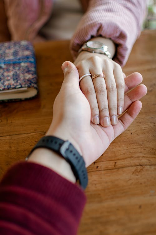 Foto profissional grátis de amor, anéis, casal