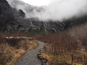 花岗岩瀑布一条迷雾山间小路的忧郁风景