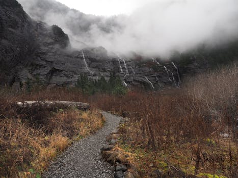 花岗岩瀑布一条迷雾山间小路的忧郁风景