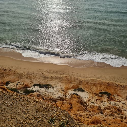 Free A stunning aerial view of Albufeira's beach with tranquil waves and sandy coastline. Stock Photo