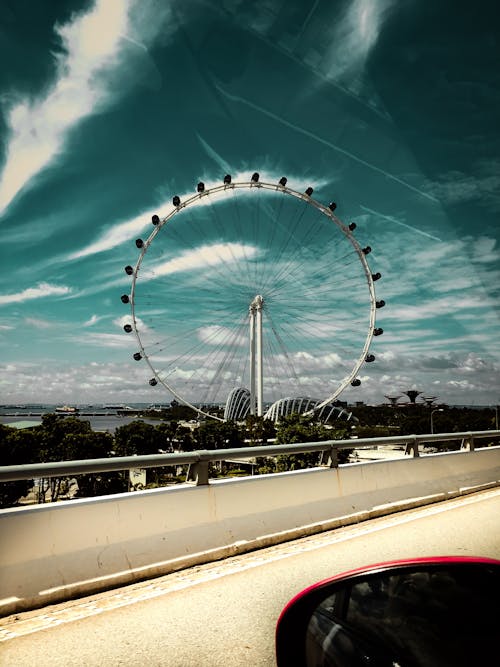 Foto Di Una Ruota Panoramica Vicino Al Ponte