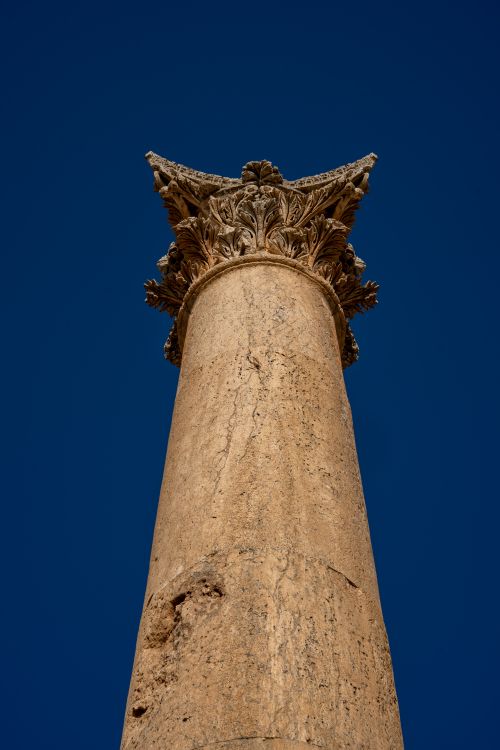Free A detailed view of an ancient Roman column in Jerash, Jordan, under a clear blue sky. Stock Photo
