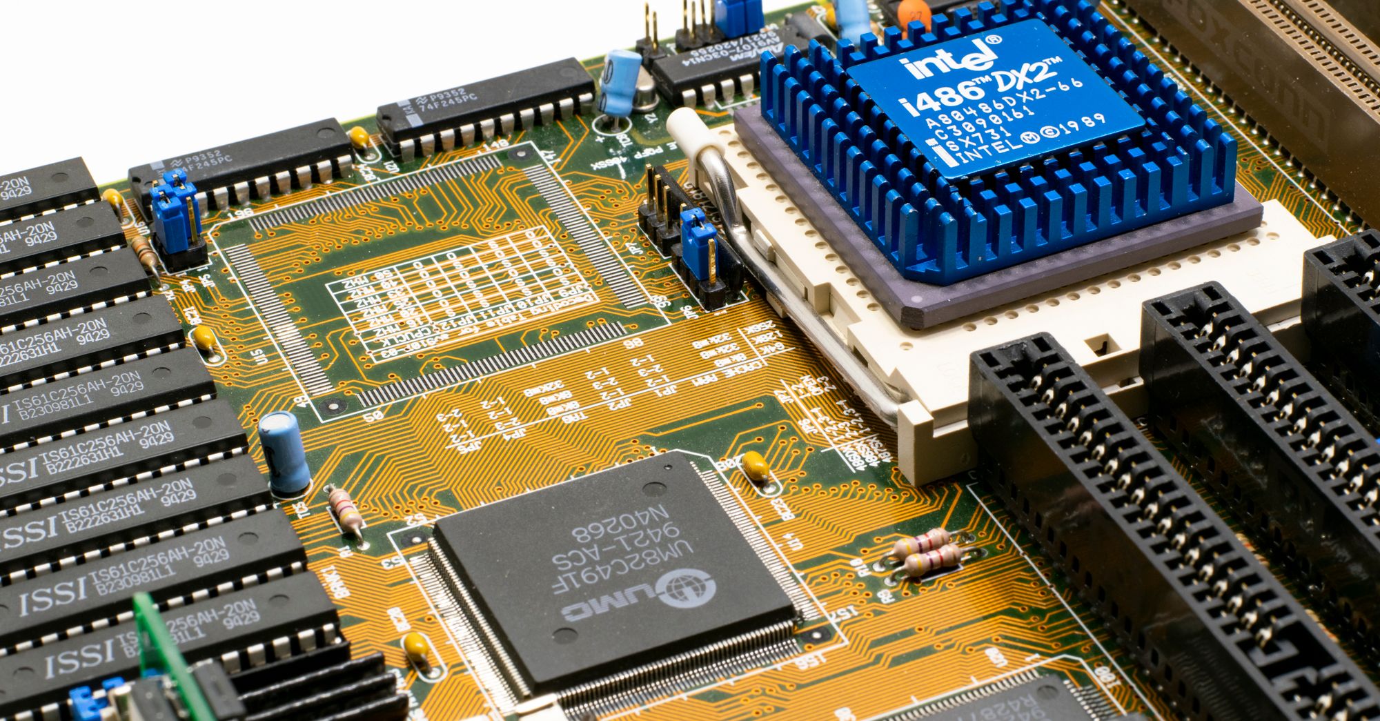Astera Labs at $350: Valuation Risk Overshadows 140% Earnings Growth