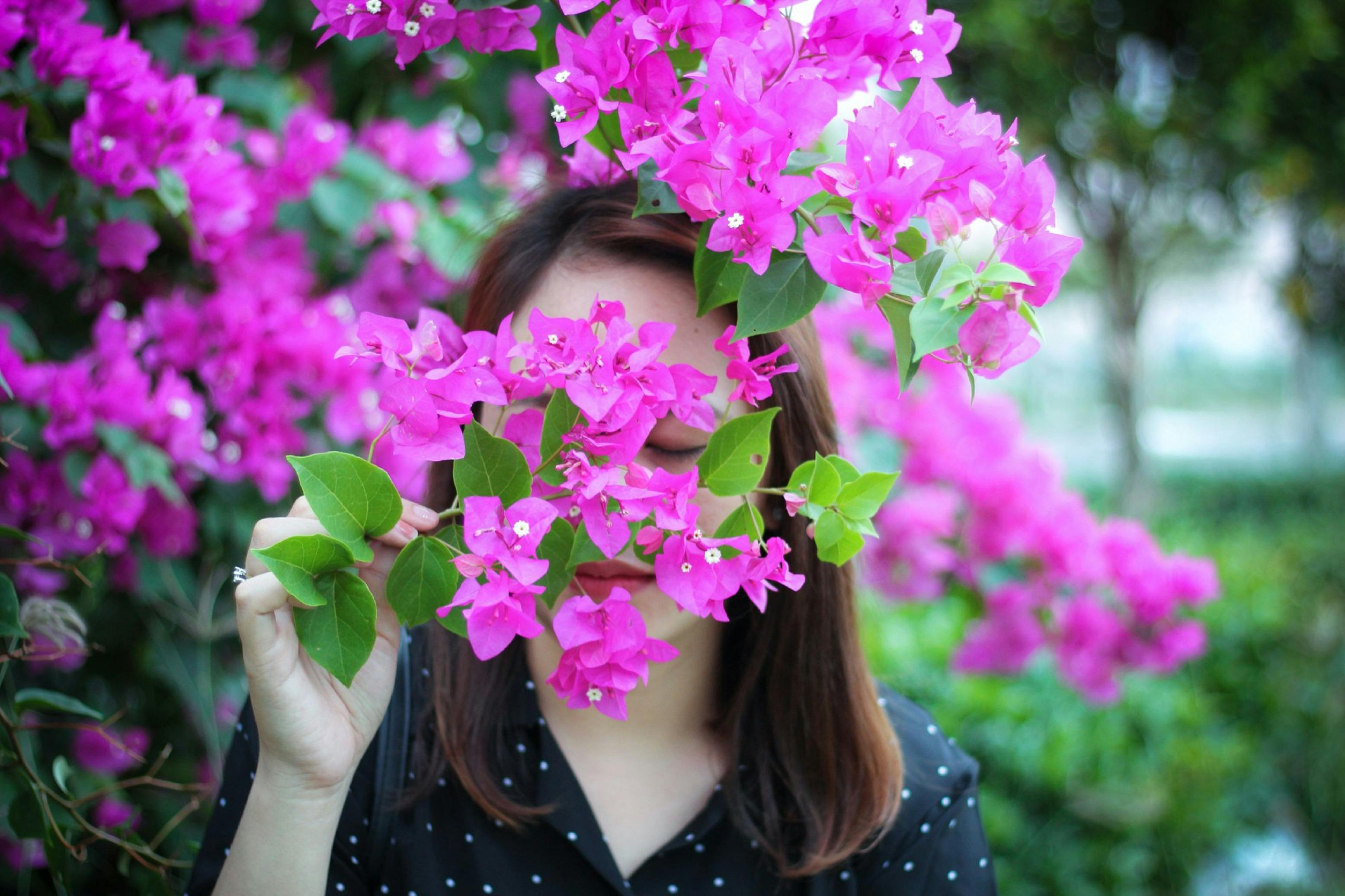 紫の花の香りの女性の写真 無料の写真素材