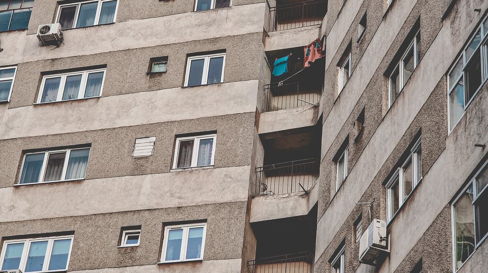 Багатоповерхівка з балконами та вікнами — таргани мандрують між квартирами через спільні комунікації