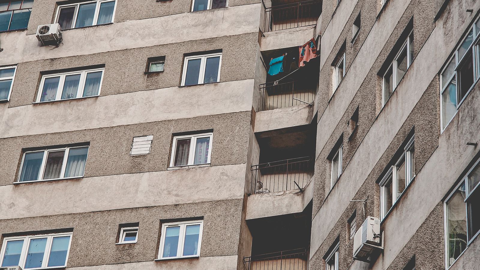 Багатоповерхівка з балконами та вікнами — таргани мандрують між квартирами через спільні комунікації
