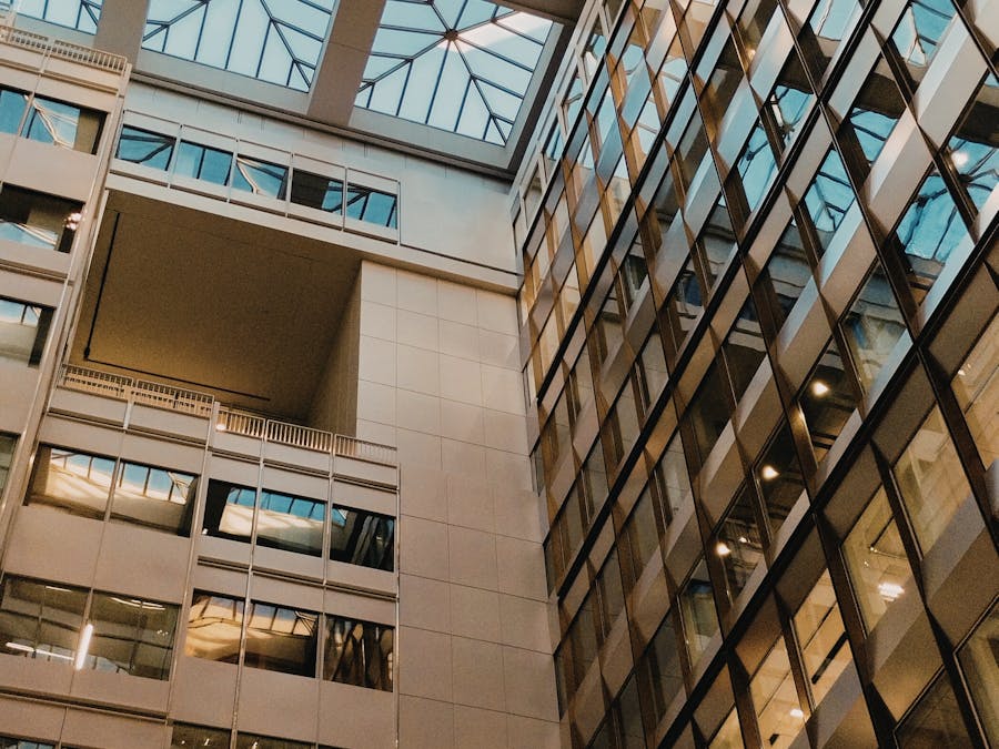 What percent of us makes 100k?