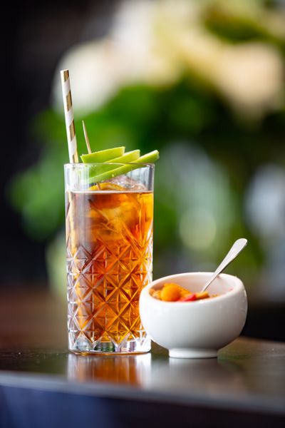 Jus de gingembre servi dans un verre, exemple de boisson