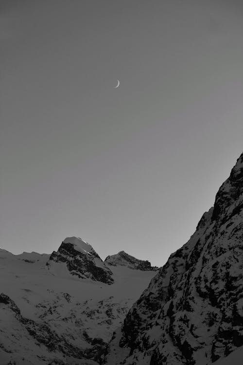 山, 彎月, 白雪皚皚的山 的 免費圖庫相片