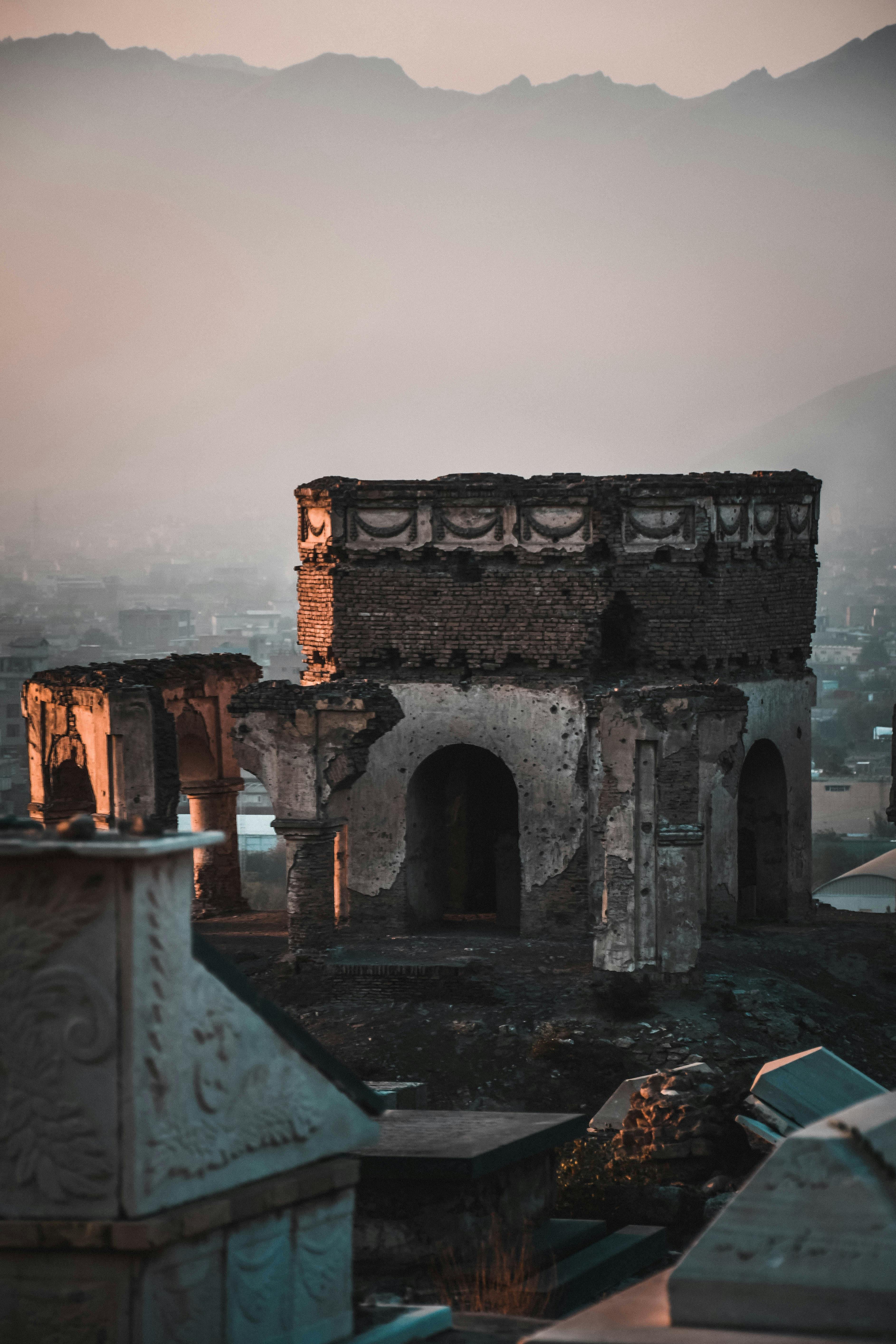 暮光映衬着古老的废墟，城市景观与山脉更添复古氛围