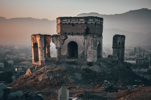 Tepe üstünde Gri Beton Bina