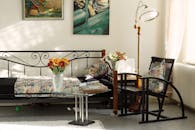 客厅配有迷人的艺术装饰、花卉枕头，以及自然光线下的舒适座椅