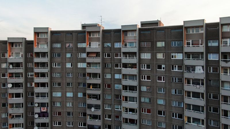 Panelový dům s lodžiemi za soumraku