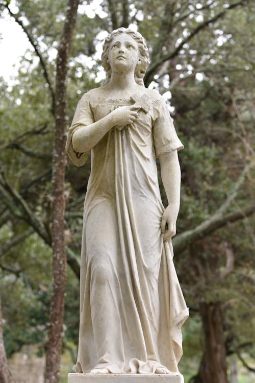 Fotos de stock gratuitas de ángulo bajo, cementerio, escultura