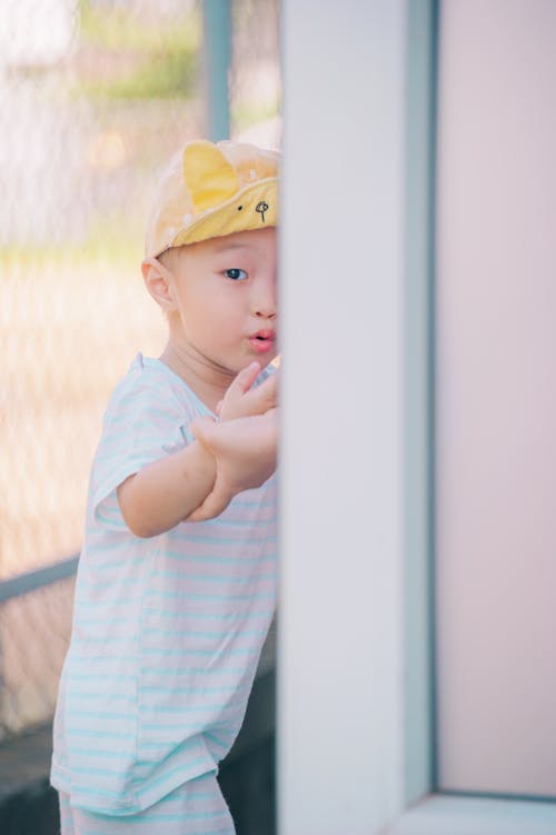 兒童戴帽的選擇性焦點照片
