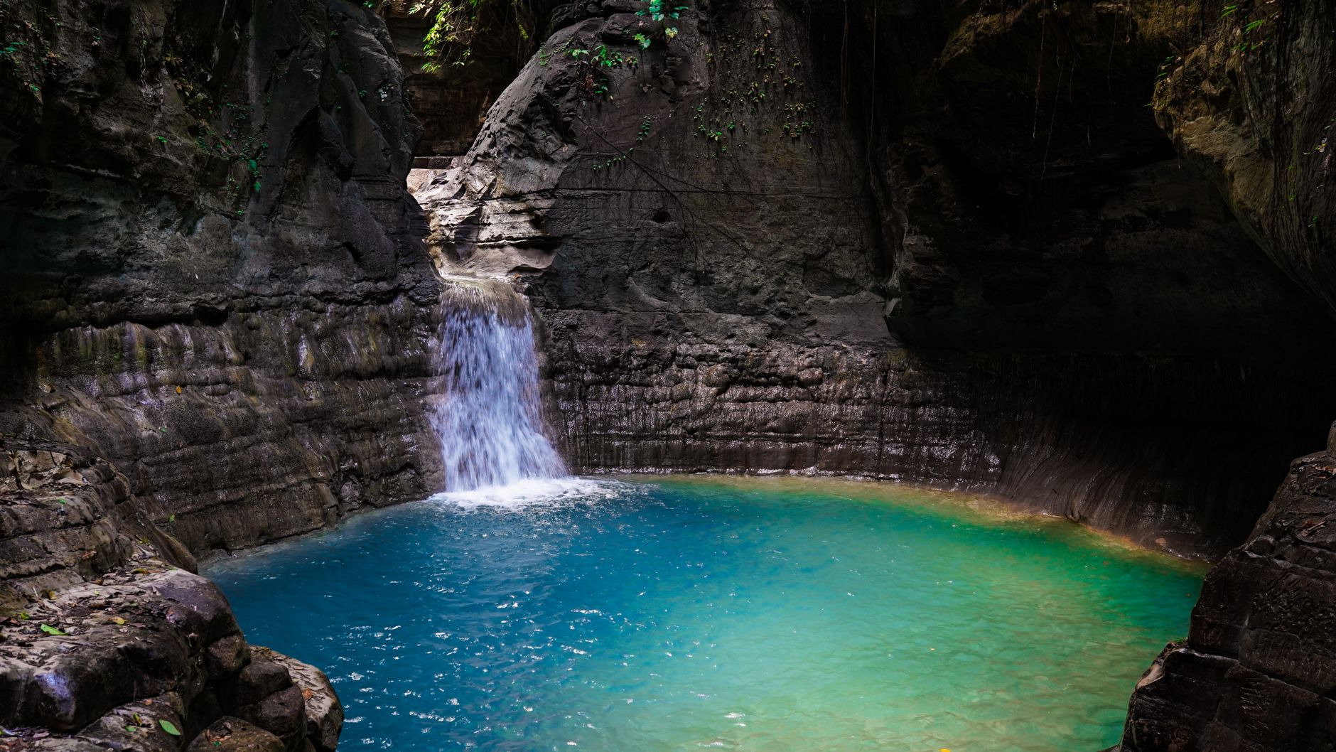 Menikmati Keindahan Air Terjun Leang Paniki di Maros, Sulawesi Selatan: Panduan Lengkap & Tips Wisata Alam
