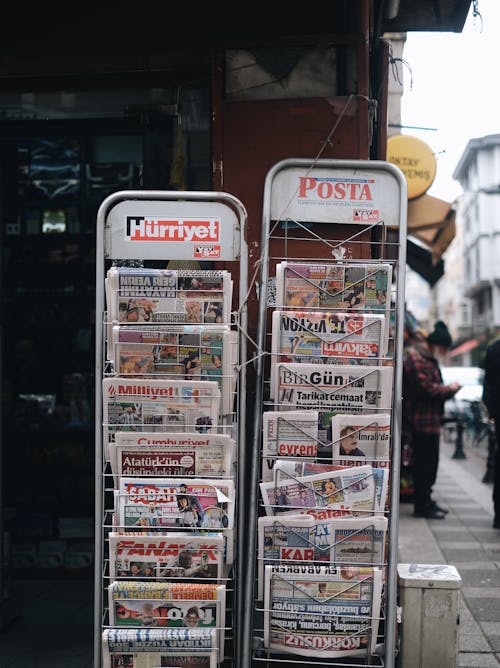 Darmowe zdjęcie z galerii z budynek, gazety, pionowy strzał