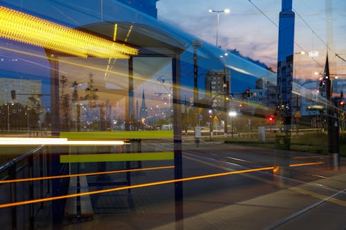 城市, 晚上, 有軌電車線路 的 免費圖庫相片