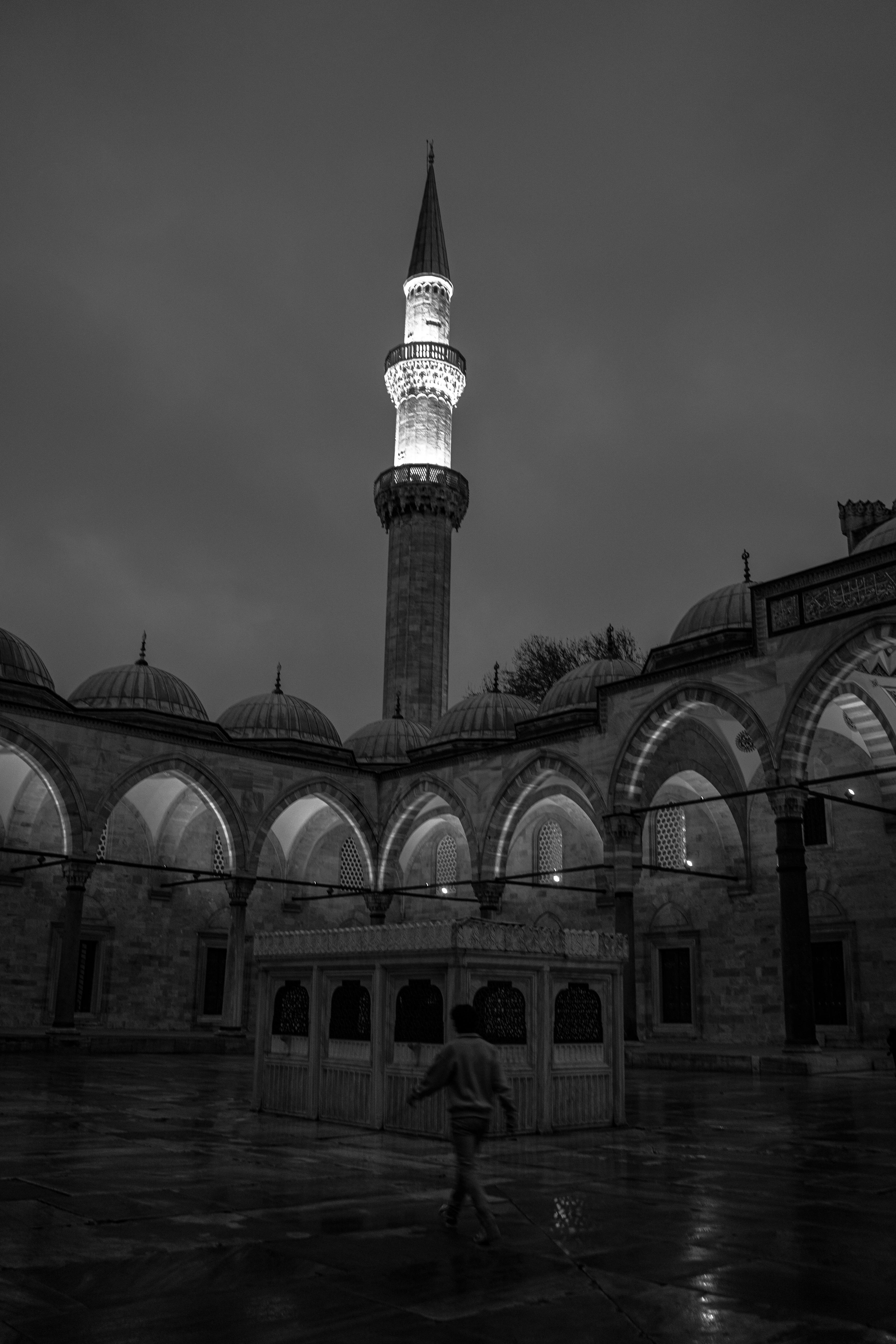 Grayscale Photo of Mosque · Free Stock Photo