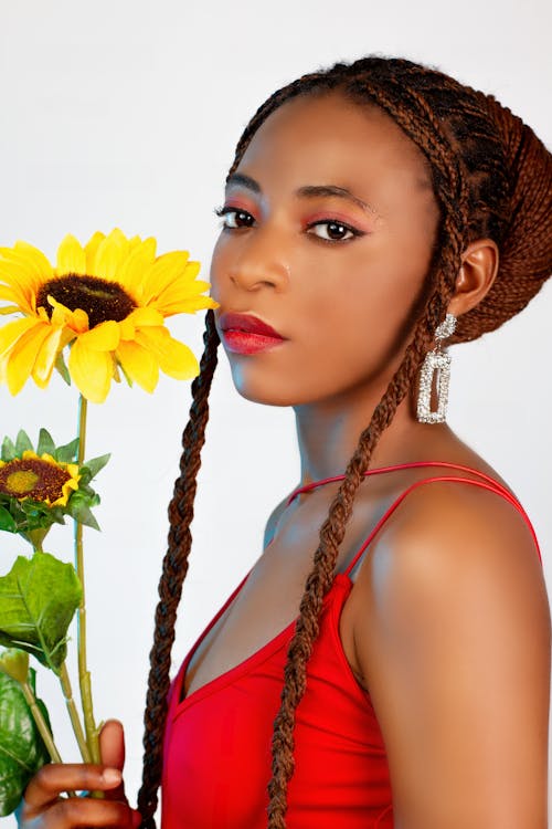 Gratis stockfoto met Afro-Amerikaanse vrouw, gekleurde vrouw, gele bloemen