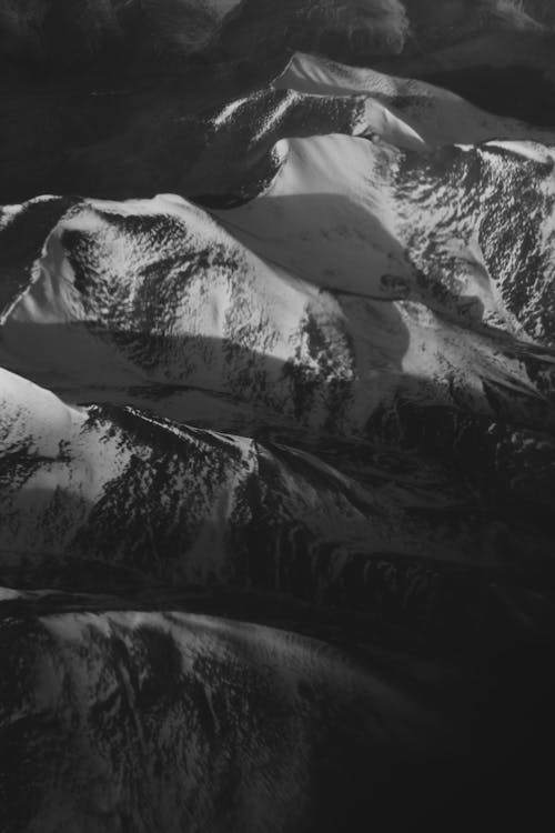 dağ silsilesi, dikey atış, gri tonlama içeren Ücretsiz stok fotoğraf