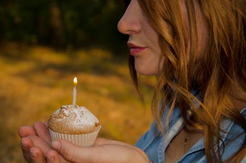 Бесплатное стоковое фото с день рождения, женщина, капкейк