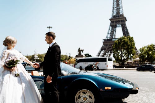 新婚夫妇在巴黎的照片