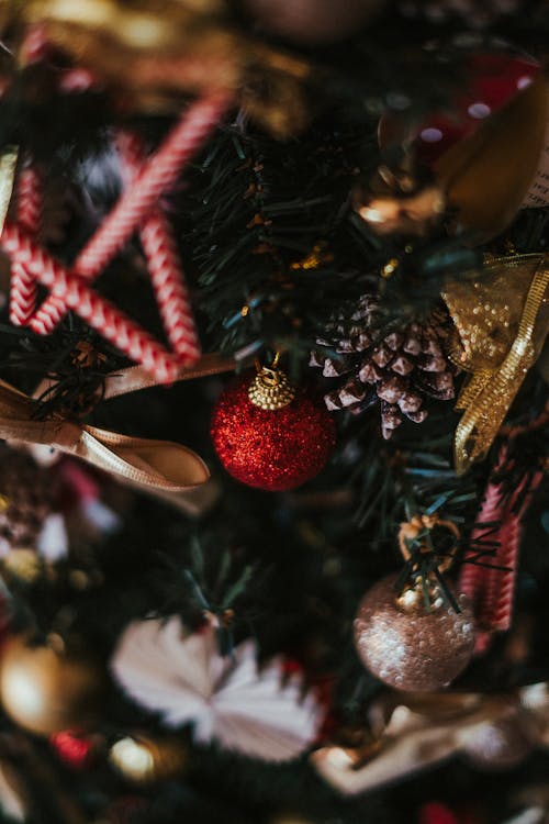 クリスマスツリー, クリスマスボール, ぶら下がりの無料の写真素材