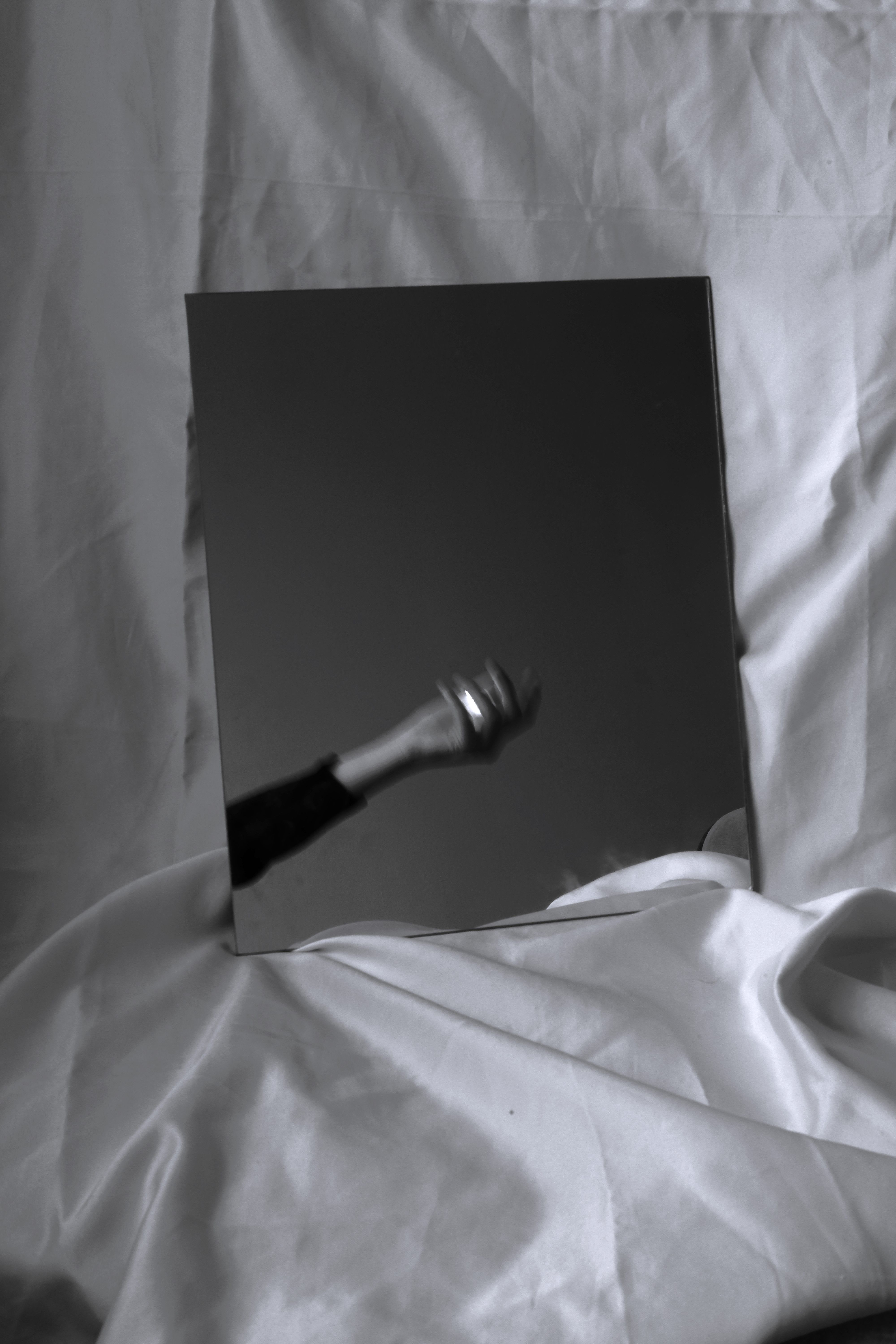 Defocused Reflection of Hand · Free Stock Photo