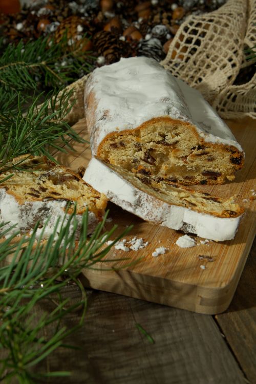 Free Close-up of a sliced festive Stollen bread dusted with powdered sugar, perfect for holiday celebrations. Stock Photo