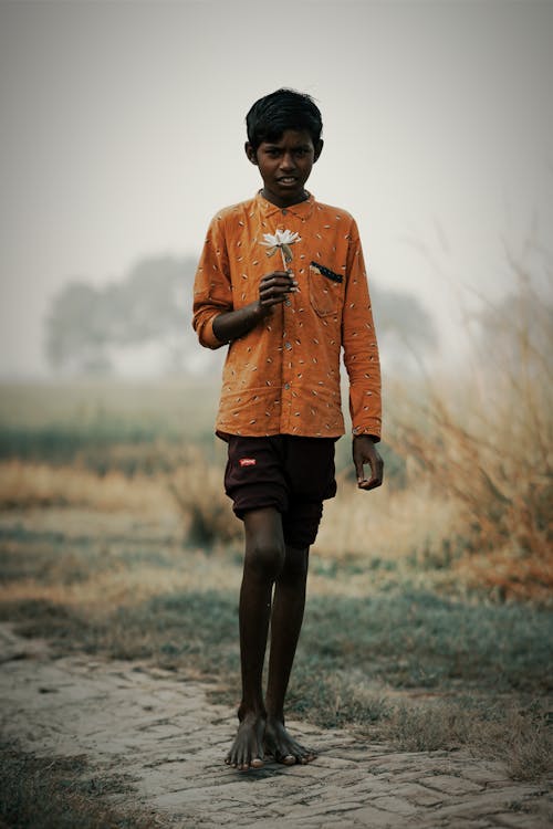 Бесплатное стоковое фото с вертикальный выстрел, держать, индийский мальчик