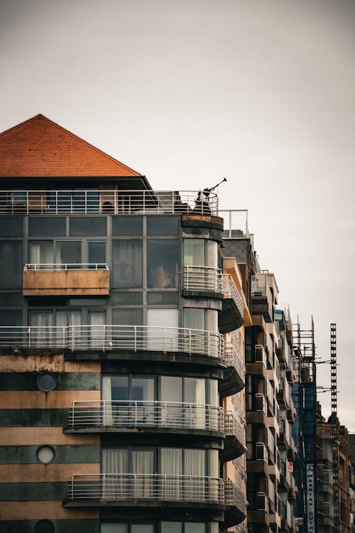 apartmanlar, balkon, balkonlar içeren Ücretsiz stok fotoğraf