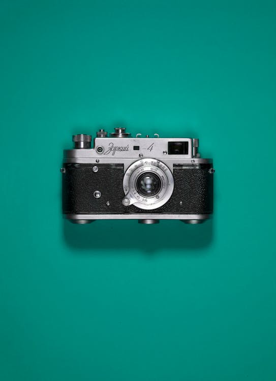 Fotos de stock gratuitas de cámara analógica, camara negra, fondo verde azulado